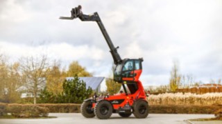Teleskoplader mit ausgefahrenen Teleskoparm in der Praxisübung