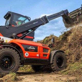 Linde YH60 Teleskoplader beim abladen von Grünschnitt auf Hecksler