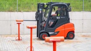 StaplerCup Qualifier Pacours Abwasserrohr Action  Stapler beim aufgabeln der Abwasserrohre mit einem Gabelzinken