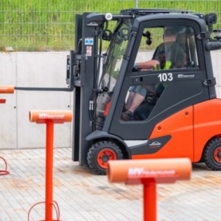 StaplerCup Qualifier Pacours Abwasserrohr Action  Stapler beim aufgabeln der Abwasserrohre mit einem Gabelzinken