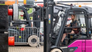 StaplerCup Qualifier Beste Frau im Parours  Stapler im Parcours, Frau im Stapler muss versuchen Reifen auf eine Felge zu ziehen mit den Gabelzinken