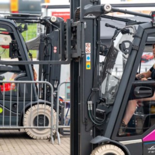 StaplerCup Qualifier Beste Frau im Parours  Stapler im Parcours, Frau im Stapler muss versuchen Reifen auf eine Felge zu ziehen mit den Gabelzinken
