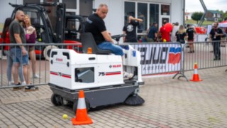 Dulevo Kehrmaschinen Action im Parcours Dulevo Kehrmaschine mit Person die auf Ihr sitzt fährt einen Parcours ab