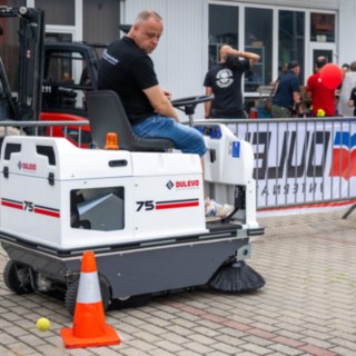 Dulevo Kehrmaschinen Action im Parcours Dulevo Kehrmaschine mit Person die auf Ihr sitzt fährt einen Parcours ab