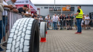 Parcourseinweisung der Teilnehmer vom StaplerCup Qualifier Riefen im Vordergrund, links und hinten die Absperrgitter an den die Teilnehmer stehen, im Parcours der Schiedsrichter