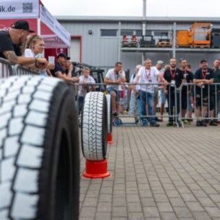 Parcourseinweisung der Teilnehmer vom StaplerCup Qualifier Riefen im Vordergrund, links und hinten die Absperrgitter an den die Teilnehmer stehen, im Parcours der Schiedsrichter