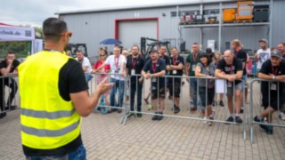 Einweisung der Teilnehmer vor Beginn des Wettkampfes links der Schiedsrichter mit Warnweste, rechts etwas weiter entfernt die Teilnehmer hinter den Absprerrungen