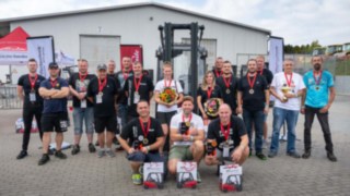 StaperCup Qualifier Teilnehmer Blankenhain 2025 Alle Staperfahrer des Wettkampfes, die drei besten Knien die anderen stehen, in der Mitte die zwei weiblichen Teilnehmer.