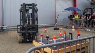 Mini-Fässer Stapler Parcours in Action  Stapler beim versuchen kleine Fässer mit Modelstapler umzustetzen