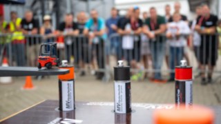 Mini-Fässer Parcours Details - mit Feingefühl zum Sieg Nahaufname vom StaperCup Mini-Fässer Parcours, Spraydosen auf den stehen kleine Fässer, auf der Gabel des Staplers das Staplermodell