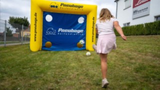 Pneuhage Fußballtorwand - nicht jeder Schuss ein Treffer Torwand von Pneuhage in blau gelb, ein Mädchen schießt den Fußball darauf