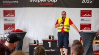 Siegerehrung MV Fördertechnik StaplerCup Qualfier 2025 Moderator vom StaplerCup vor Podiumspodest