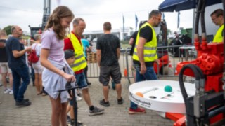 Drehtellerspiel für Groß und Klein am Gabelstapler Drehteller mit Bällen der am Gabelstapler befästigt ist, mit einem Jostik lenkt ein Mädchen den Teller