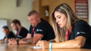 StaplerCup Qualfier Theorieprüfung  Vier Teilnehmer die eine Theorieprüfung im schreiben ablegen, hintereinander aufgereiht