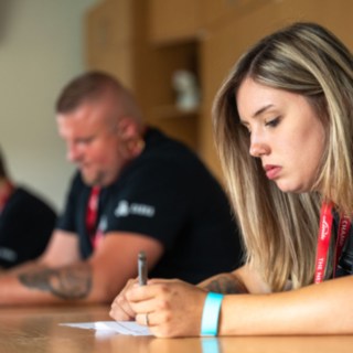 StaplerCup Qualfier Theorieprüfung  Vier Teilnehmer die eine Theorieprüfung im schreiben ablegen, hintereinander aufgereiht