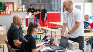 Teilnehmer steht vor Anmeldung und wird registriert.