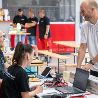 Teilnehmer steht vor Anmeldung und wird registriert.