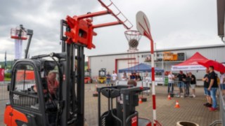 Stapler in Parcours beim Swish des Basketballs durch den Korb 