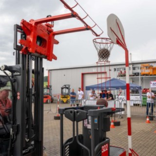 Stapler in Parcours beim Swish des Basketballs durch den Korb 