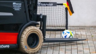 Stapler links, an den Gabelzinken wir der Fußball geführt zum Tor