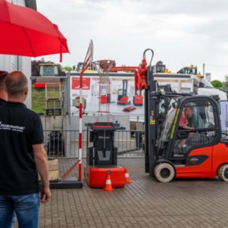 Stapler fährt an Basketballkorb ran um Ball hineinfallen zu lassen 