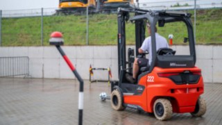 Staplerfahrer versucht ein Tor zu schießen mit dem Gabelstapler