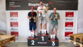 Siegerpodest Staplerfahrer StaplerCup Qualifier 2026 Platz 1 Mittig Platz 2 links,Platz 3 rechts