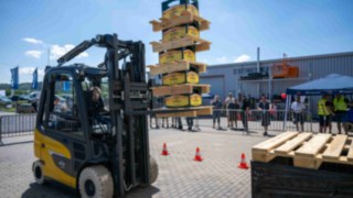 gelber Gabelstapler hat Bierkästen auf Gabel