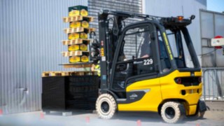 gelber Gabelstapler hat Bierkästen übereinander auf einer Palette