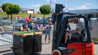 Gabelstapler beim Golfspielen 