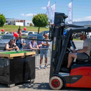 Gabelstapler beim Golfspielen 