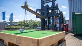 Gabelstapler mit montierten Golfschläger