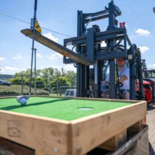 Gabelstapler mit montierten Golfschläger