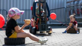 Kinder beim spielen mit Kinderstapler