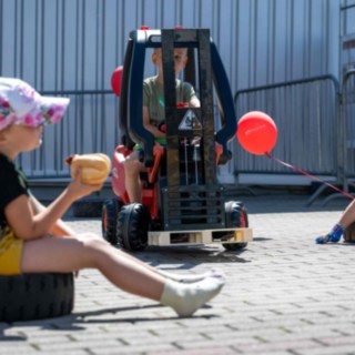 Kinder beim spielen mit Kinderstapler