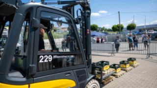 gelber Gabelstapler der Bierkästen stapelt