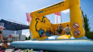 Kinderhüpfburg von Pneuhage in blau gelb