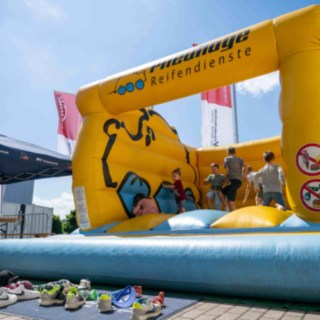 Kinderhüpfburg von Pneuhage in blau gelb