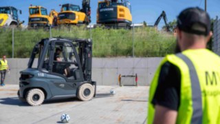 Gabelstapler schießt mit Fussball ein Tor