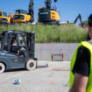Gabelstapler schießt mit Fussball ein Tor