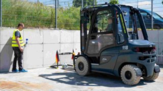 Fussball mit Gabelstapler ins Tor schießen
