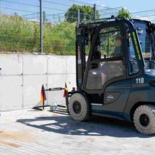 Fussball mit Gabelstapler ins Tor schießen