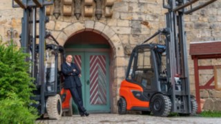 Geschäftsführer Renzo Müller am Gabelstapler Braureihe 1202 vor dem Schlosstor in Blankenhain