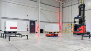 Autonomer Linde Schumaststapler mit Plattfromfahrzeug