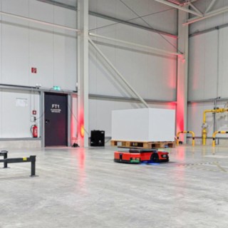 Autonomer Linde Schumaststapler mit Plattfromfahrzeug