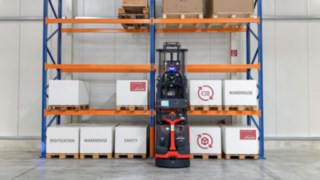 Linde L-MATIC Hochhubwagen beim einlagern