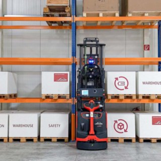 Linde L-MATIC Hochhubwagen beim einlagern