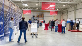 Teilnehmer in Lagerhalle