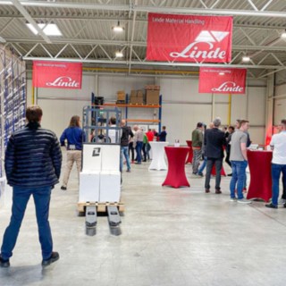 Teilnehmer in Lagerhalle