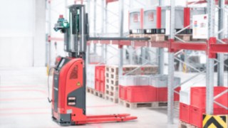 Linde L-MATC core im Lager beim hineinfahren ins Regal